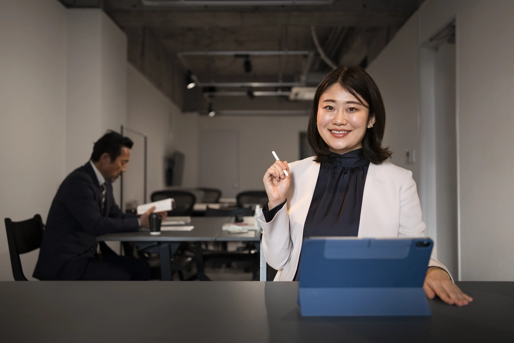 business-woman-working-ipad-front-view